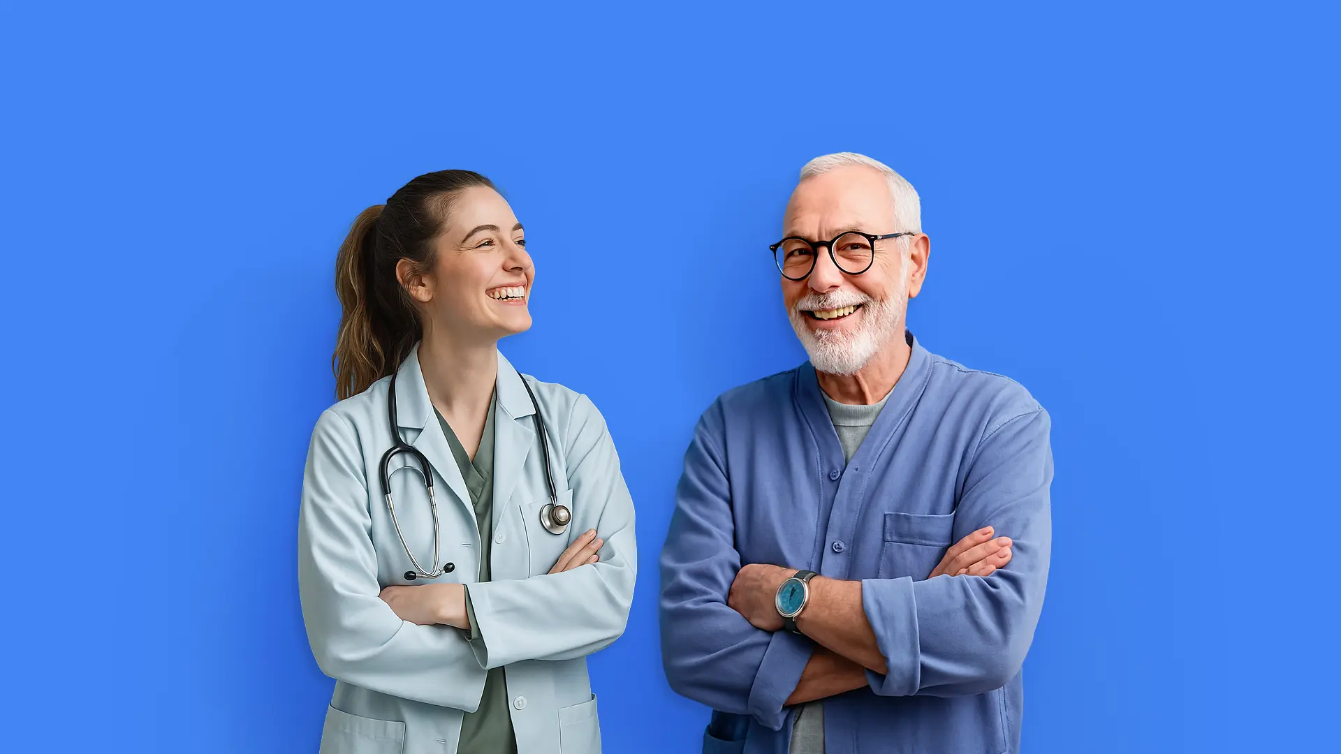 Ärzt:in erklärt einem älteren Patient:innen digitale Gesundheitsdienste in einem freundlichen Gespräch.