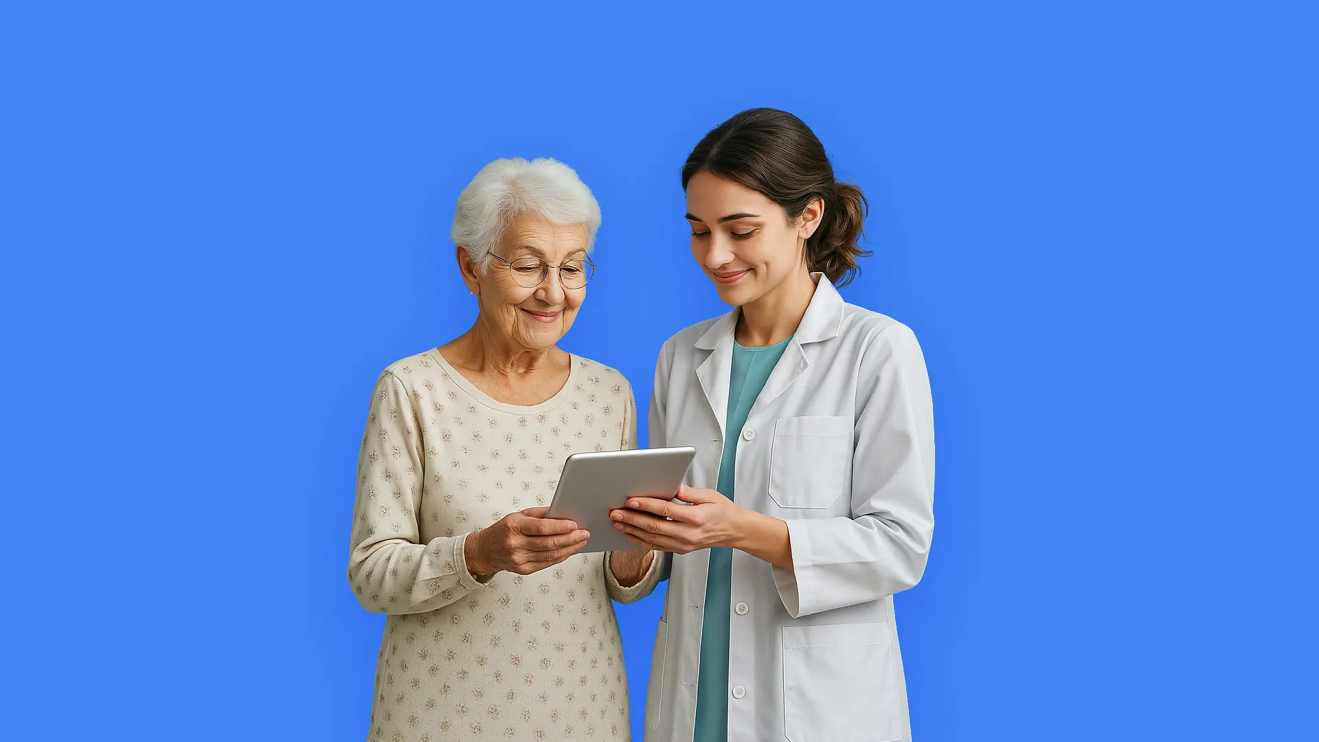 Ärztin führt einen älteren Patient:innen durch eine digitale medizinische Anwendung auf einem Tablet.