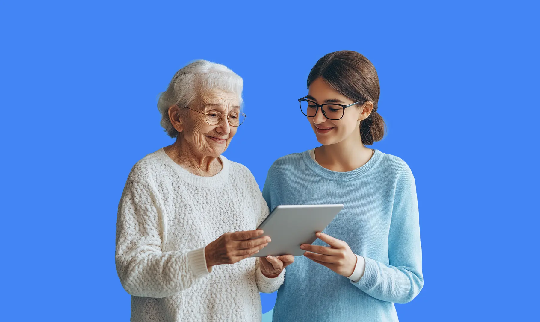 Ärztin führt einen älteren Patient:innen durch eine digitale medizinische Anwendung auf einem Tablet.